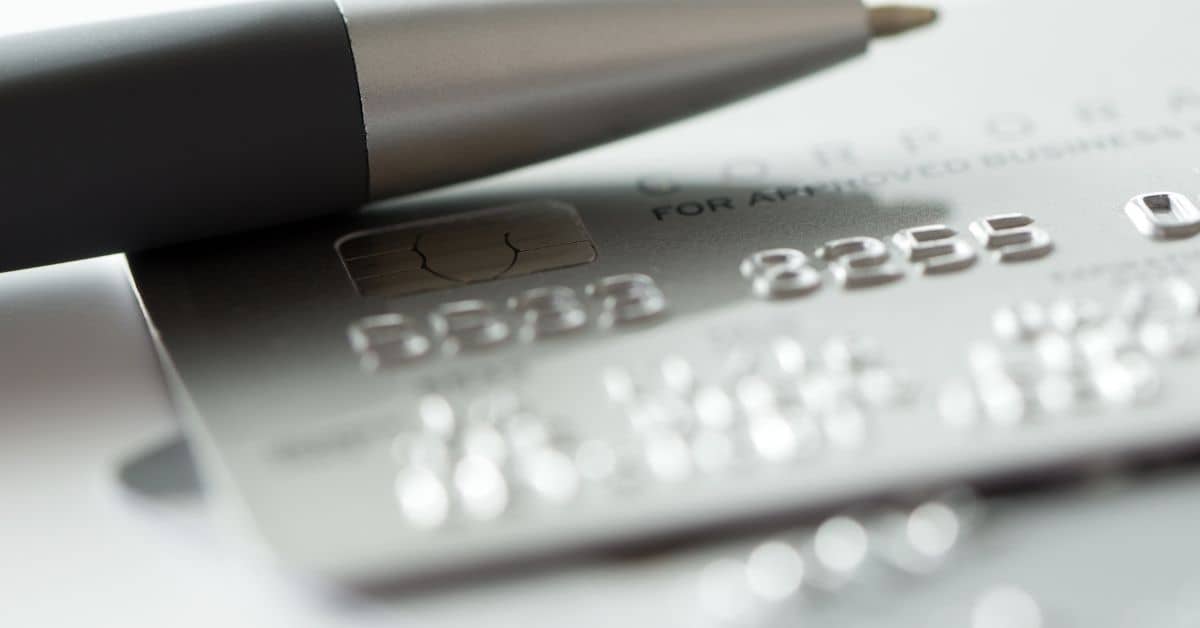 Read more about the article Debit or Credit Card? Which Is Right For You?